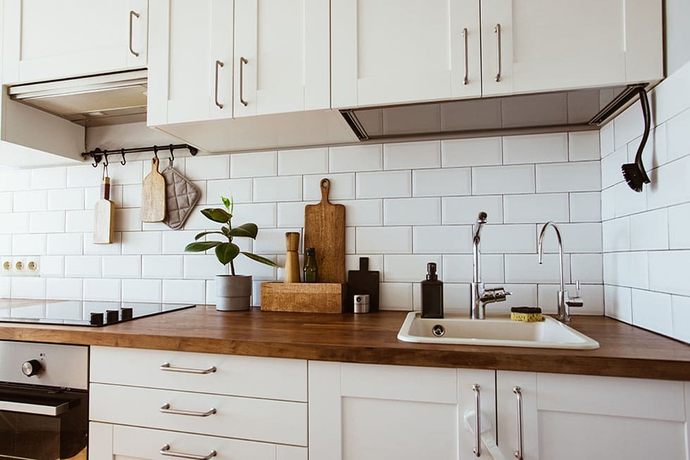 white-backsplash-in-kitchen-GettyImages-1342057268